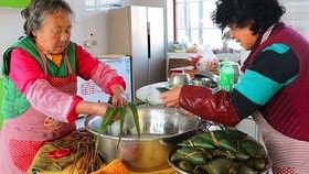 过年吃瓜大妈图片,大妈吃瓜笑翻天，传统习俗新风尚