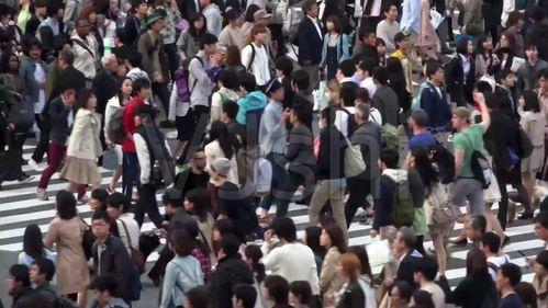 女子跳河吃瓜,竟为吃瓜引发意外